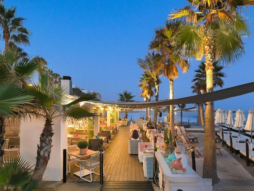 Terraza del Amàre Beach Hotel al anochecer