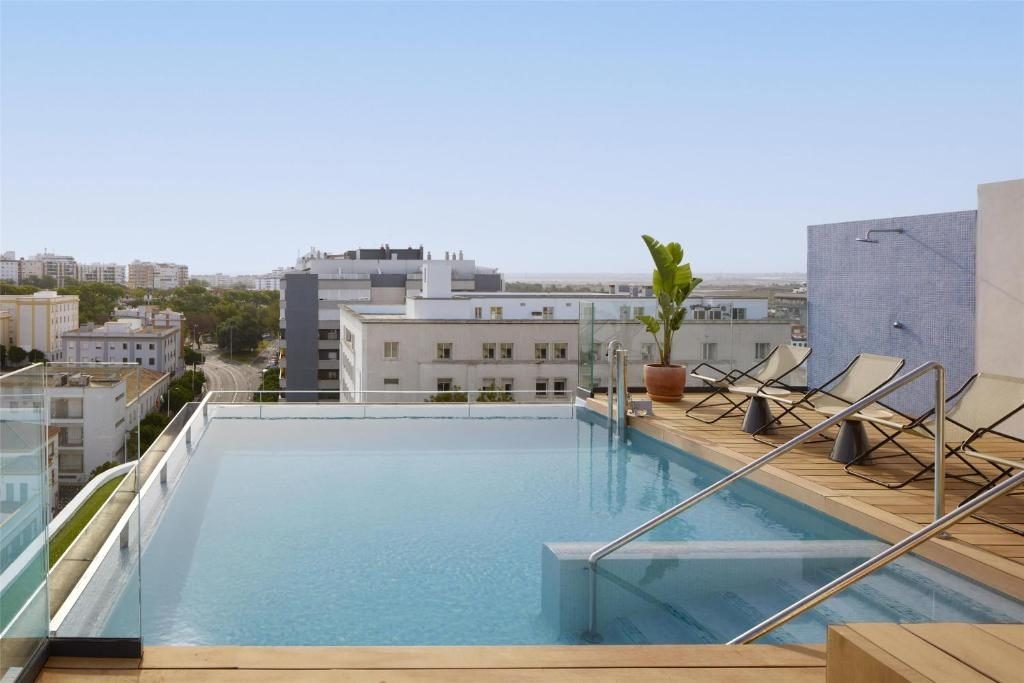 Piscina en la azotea del NH Luz Huelva